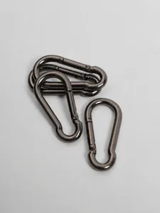 Gewehrfarbener Eisen Karabinerhaken Federhaken für Outdoor Klettern und Haustierkette.