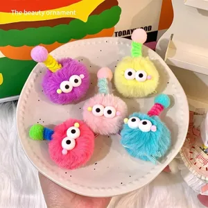 Detalle de lindas pinzas para el pelo de monstruos peludos con antenas de pompones