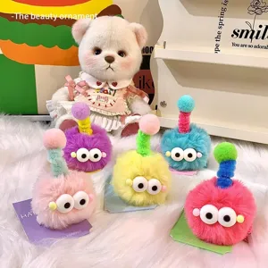 Vista detallada de cinco coloridas y lindas pinzas para el cabello de peluche para niñas