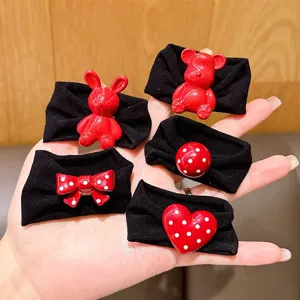 Set de cinco coleteros rojos con lindos dijes de oso, conejo, corazón y lazo de lunares