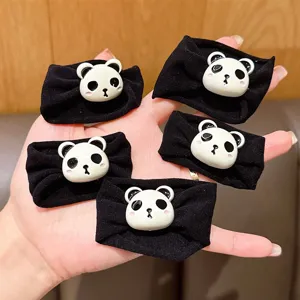 Detalle de cinco lindos elásticos para el pelo con dibujos de pandas para niñas