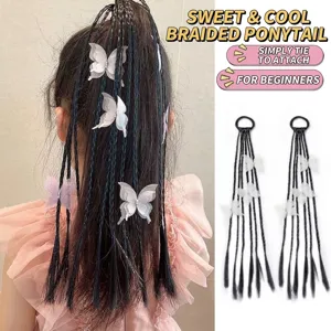 Gros plan d'une extension de cheveux en tresse papillon synthétique pour enfants