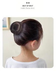 Detailopname van een synthetische haarknot voor kleine meisjes voor eenvoudige haarstyling