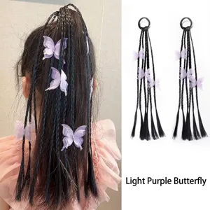 Détail d'une fille portant des tresses papillon violettes, ensemble d'une paire.