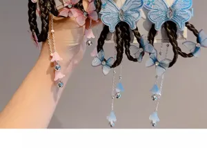 Détail de barrettes papillon style chinois avec tresses et jolis pendentifs floraux