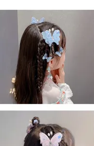 Détail de pinces à cheveux papillon de style chinois avec tresses pour petite fille