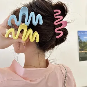 Wavy Hair Claw Clip For Women Large Matte Plastic Shark Hair Clip Korean Non-Slip Elegant Hair Grip For Thick Hair Styling Accessories