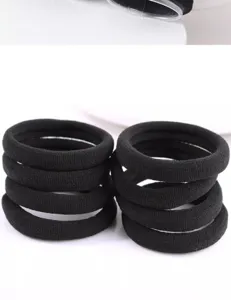 Dettaglio di elastici per capelli neri con consistenza morbida ed elevata elasticità quotidiana.