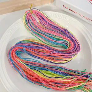 Dettaglio di fili colorati e scintillanti per capelli per trecce e acconciature