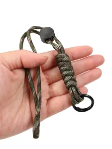 Detailopname van de tactische camouflage paracord polsband voorzien van een metalen ring.
