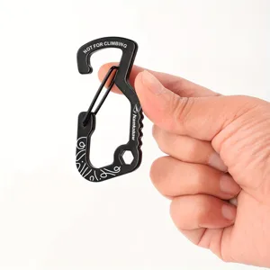 Nahaufnahme Detail des schwarzen Aluminium Karabiners mit Federverschluss und Werkzeugloch.