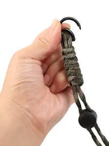 Gedetailleerd overzicht van tactische paracord polskoord met stevige zwarte haak.