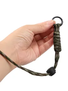 Gedetailleerd overzicht van tactische paracord polsband met duurzaam gevlochten touw en metalen ring.