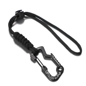 Detailopname van de zwarte tactische paracord polsband en de multifunctionele karabijnhaak.