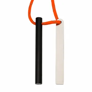 Vue détaillée de la barre de magnésium avec grattoir en acier et cordon orange.