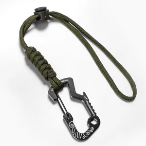 Outdoor tactisch paracord polskoord met multifunctionele karabijnhaak detailweergave.