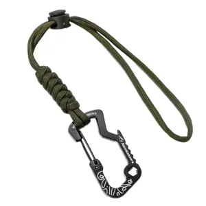 Detailweergave van het tactische paracord polskoord met een multifunctionele zwarte karabijnhaak.
