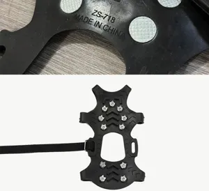 Vue détaillée de crampons antidérapants avec clous métalliques pour la marche sur neige.