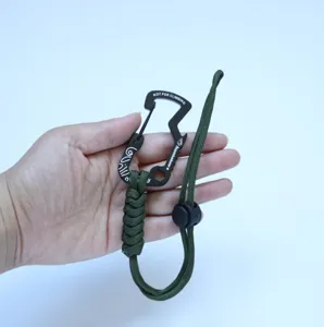 Outdoor tactisch paracord karabijnhaak lanyard close-up detailweergave, stevige haak.