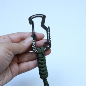 Tactische karabijnhaak met paracord koord detail, multifunctioneel buitenhulpmiddel met flesopener.