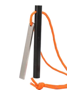 Vue détaillée de la pierre à feu de survie avec grattoir en métal et cordon orange vif.