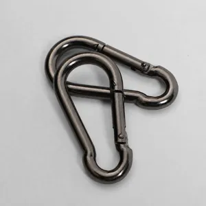 Detaillierte Ansicht des Karabiners mit Federverschluss, robuster Haken für Outdoor und Gepäck.