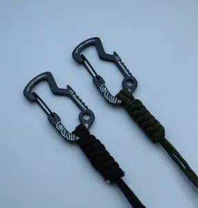Tactische paracord polsband voor buiten met multifunctionele karabijnhaak en flesopener.