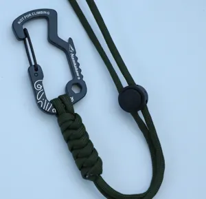 Gedetailleerd aanzicht van de tactische paracord polskoord met multifunctionele karabijnhaak.