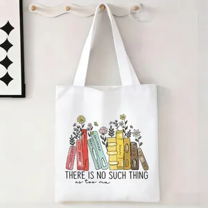 Detalle de bolso de lona blanca con ilustración colorida de libros y flores impresas.