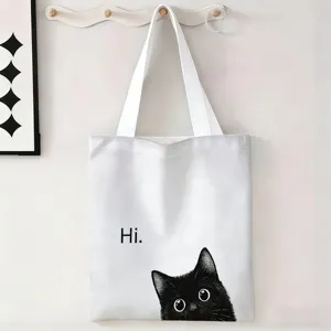 Primer plano de un bolso de lona blanca con un lindo gato negro y el estampado 'Hi'