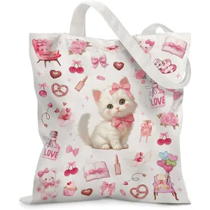 Detalle de bolsa de lona blanca con lindas ilustraciones de gatos y osos de color rosa