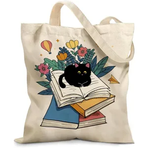 Detalle de la ilustración de un gato negro y flores en el bolso de lona color crema