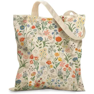Vista detallada de un bolso grande de lona con estampado floral y mariposas de colores