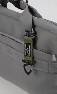 Vue détaillée de sac à dos tactique gris avec sangle résistante et mousqueton pivotant pratique.