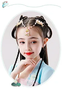 Bambina asiatica con catena frontale in perle rosa e forcine floreali in stile Hanfu