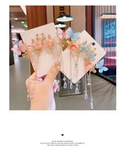 Dettaglio ravvicinato del fermaglio Hanfu a farfalla con eleganti fiori e nappe