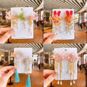 Vista dettagliata della collezione di fermagli per capelli cinesi Hanfu con nappe a fiori.