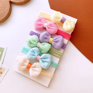 Primer plano de gomas para el pelo con lazos de tela arrugada para niñas, diseño suave.