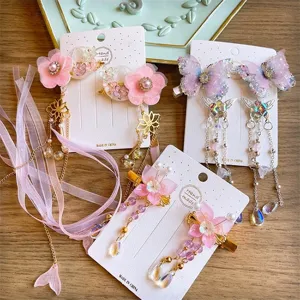 Dettaglio di fermagli per capelli Hanfu fatti a mano con farfalle, fiori e nappe
