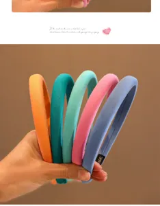 Primo piano di cinque cerchietti in tessuto imbottito colorato per capelli bambina