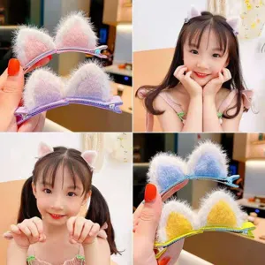 Vista detallada de varios clips de pelo de orejas de gato de felpa de colores para niñas
