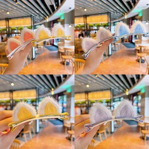 Vista detallada de pinzas para el cabello con orejas de animales de peluche para niñas