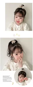 Chouchous mignons à fleurs et carreaux pour petites filles portés par un mannequin bambin