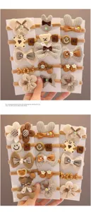 Vue détaillée de chouchous mignons pour enfants avec des nœuds en tissu et animaux