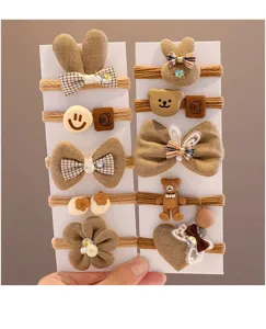 Vue détaillée de jolis élastiques à cheveux marron et beige pour filles sur cartes