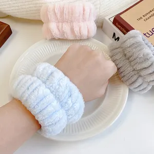 Set di 3 polsini spa in microfibra assorbente per lavare il viso, morbidi e soffici al tatto.