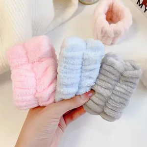 Polsini in microfibra assorbente per lavare il viso e prevenire schizzi d'acqua fastidiosi.