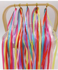 Vista dettagliata dei nastri di raso multicolore per acconciature creative di trecce per bimbi