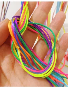Dettaglio ravvicinato di fili colorati per trecce per acconciature molto creative