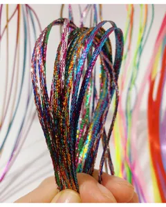 Primo piano di extension glitterate per capelli colorati ideali per treccine